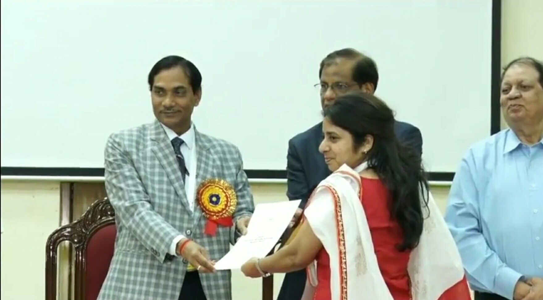 Dr. Rajashree Gandge Receiving Mrs. Vimal Shrinivas Kshirsagar Memorial Lady Veterinarian Award